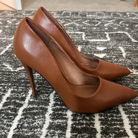 [SOLD] Pumps - Picture 6 of 12